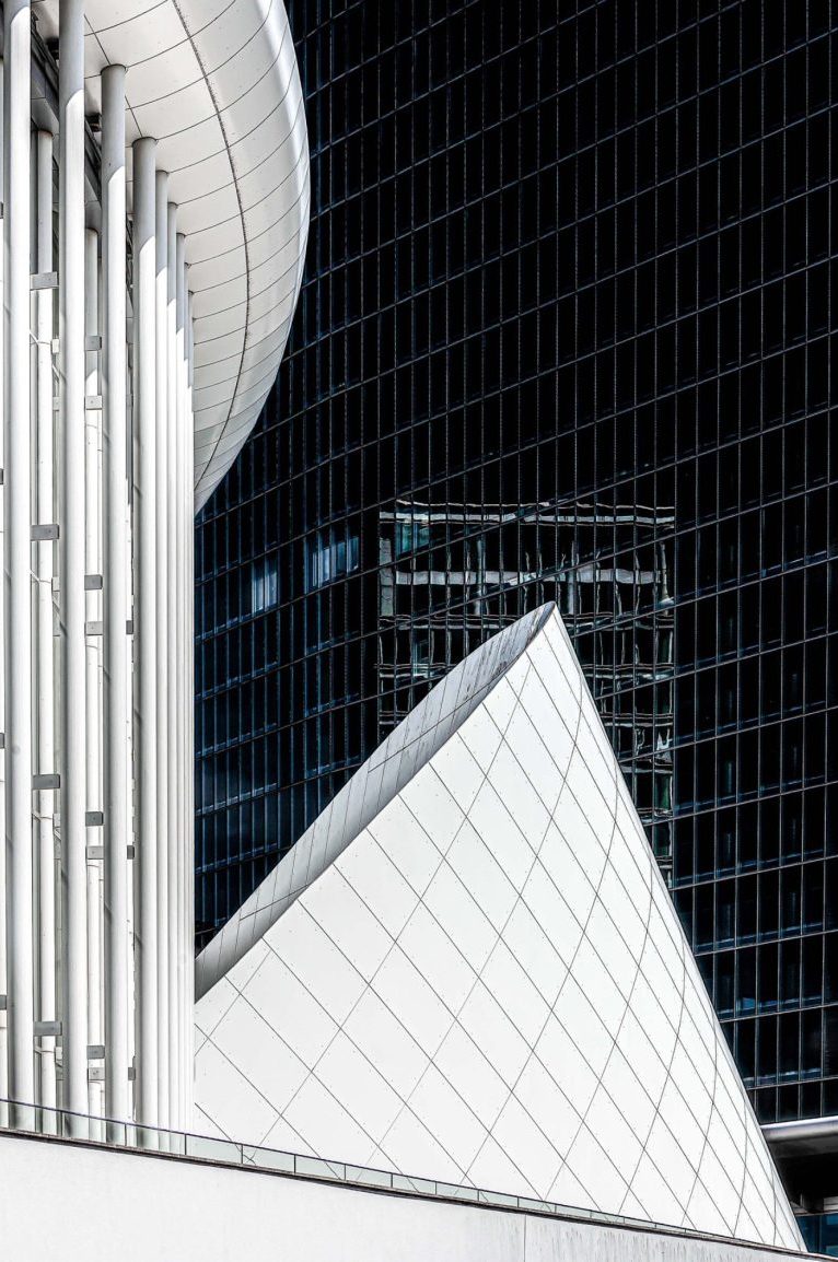 Moderne Architektur mit geometrischen Formen und klaren Linien in Schwarz und Weiß.