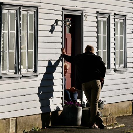 Zwei Personen unterhalten sich an der Tür