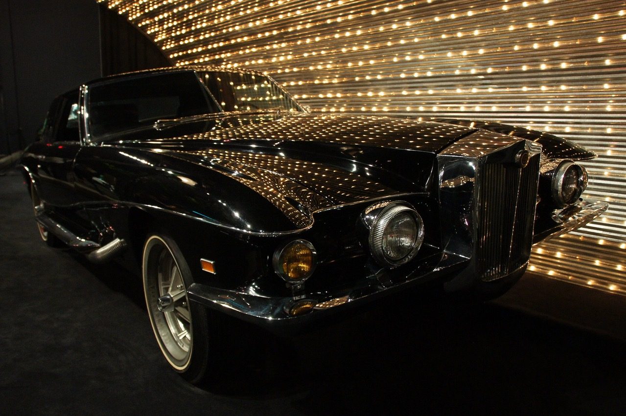 Bild des Monats Moderne, geschwungene Architektur mit dunklem Himmel im Hintergrund.